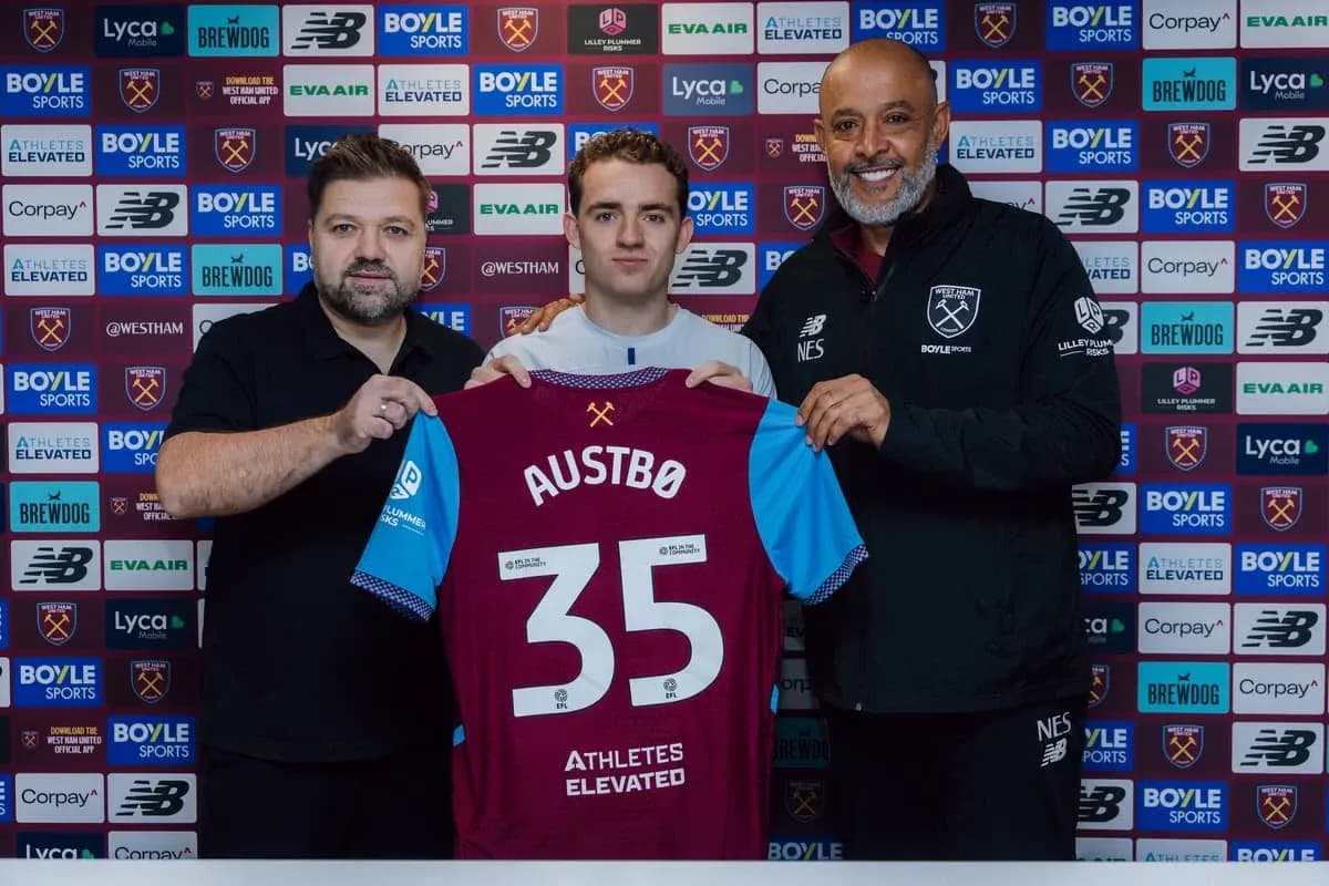 Joueur présentant son maillot avec entraîneurs à West Ham