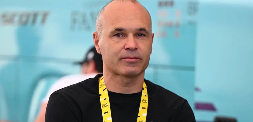 Homme avec un badge au cou dans un environnement sportif