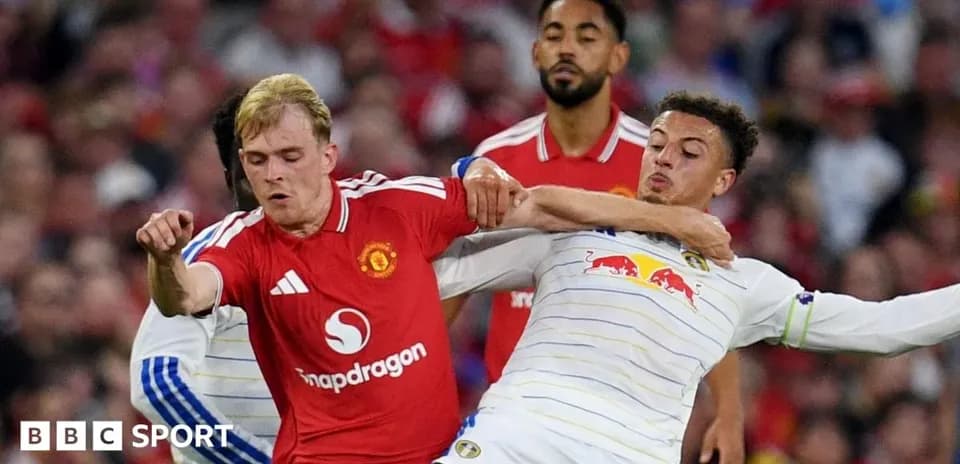 Deux joueurs se disputant le ballon lors d'un match