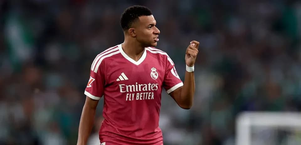 Joueur de football célébrant avec le maillot du Real Madrid