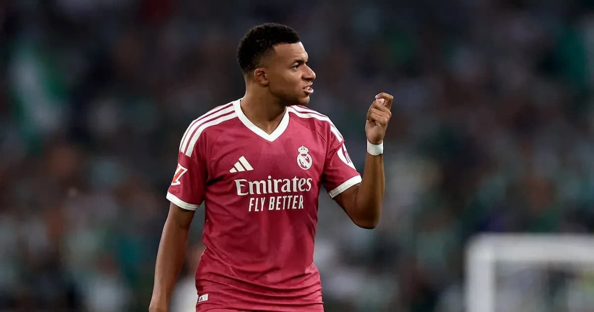 Joueur de football célébrant avec le maillot du Real Madrid