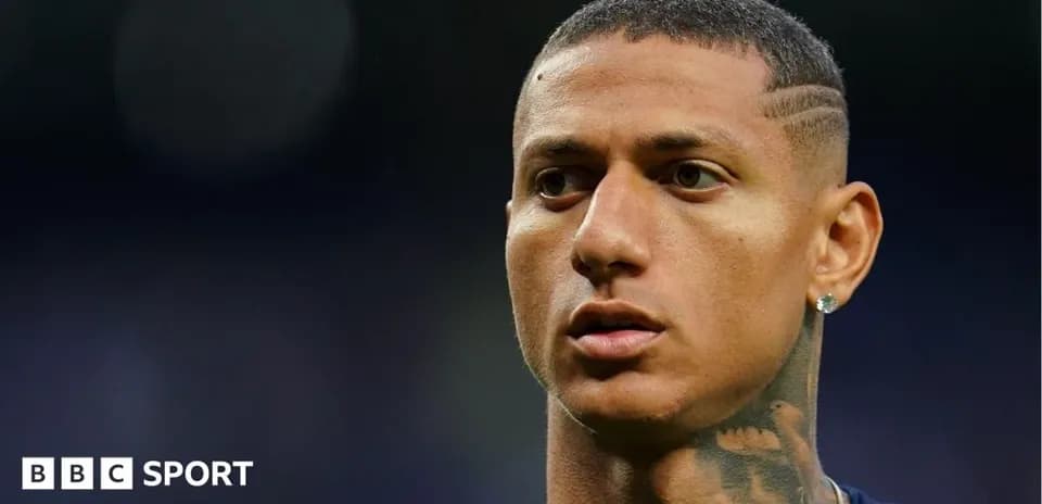Joueur de football en gros plan sur le terrain