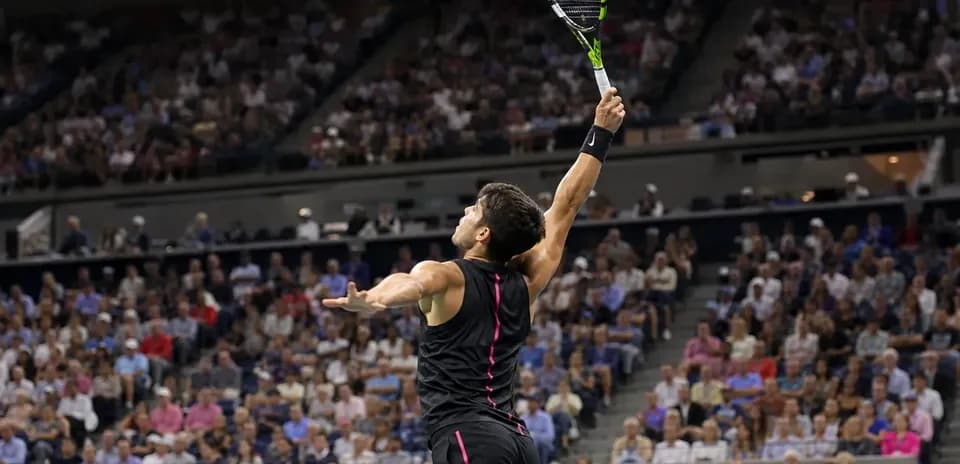 Joueur servant pendant un match de tennis