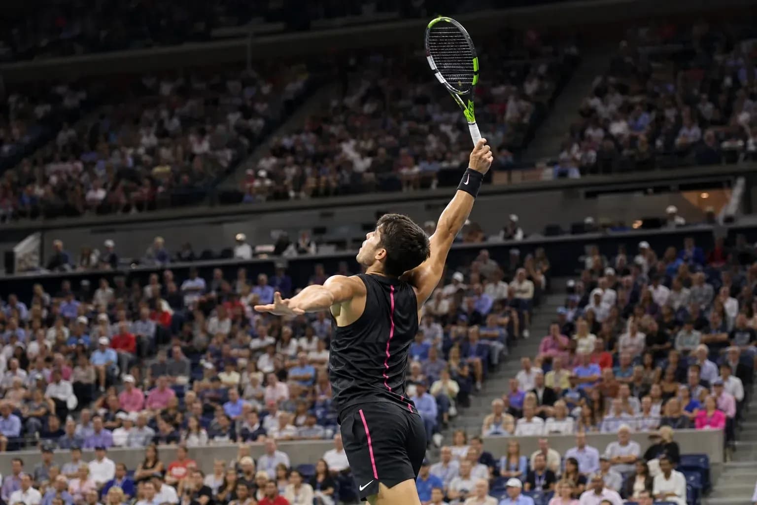 Joueur servant pendant un match de tennis