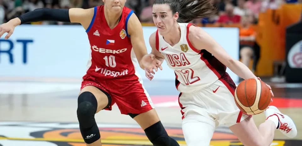 Joueuse américaine dribblant le ballon sous pression