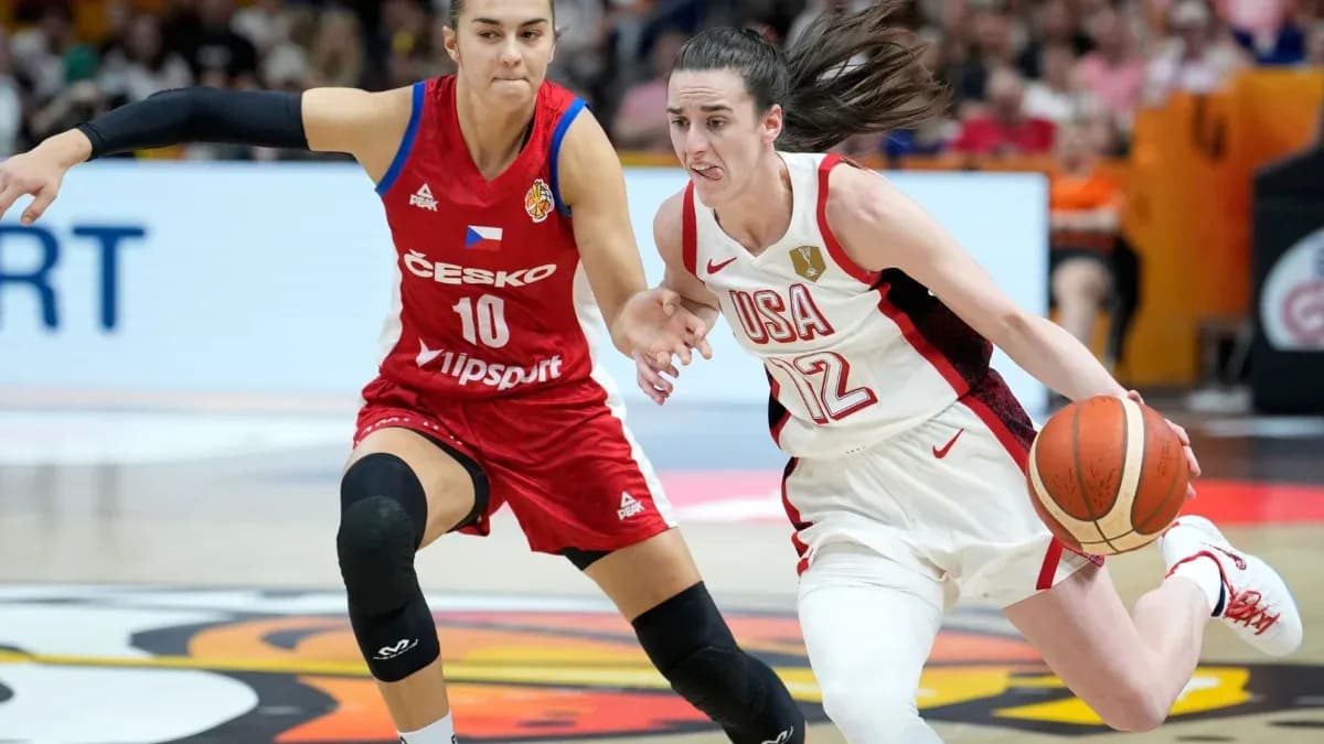 Joueuse américaine dribblant le ballon sous pression