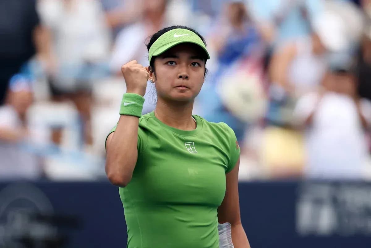 Joueuse de tennis célébrant un point sur le court