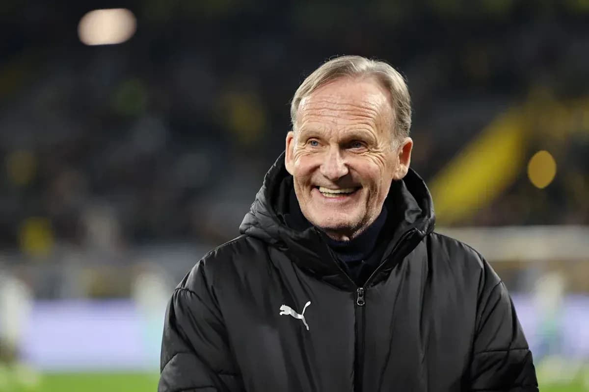 Homme souriant sur le bord du terrain