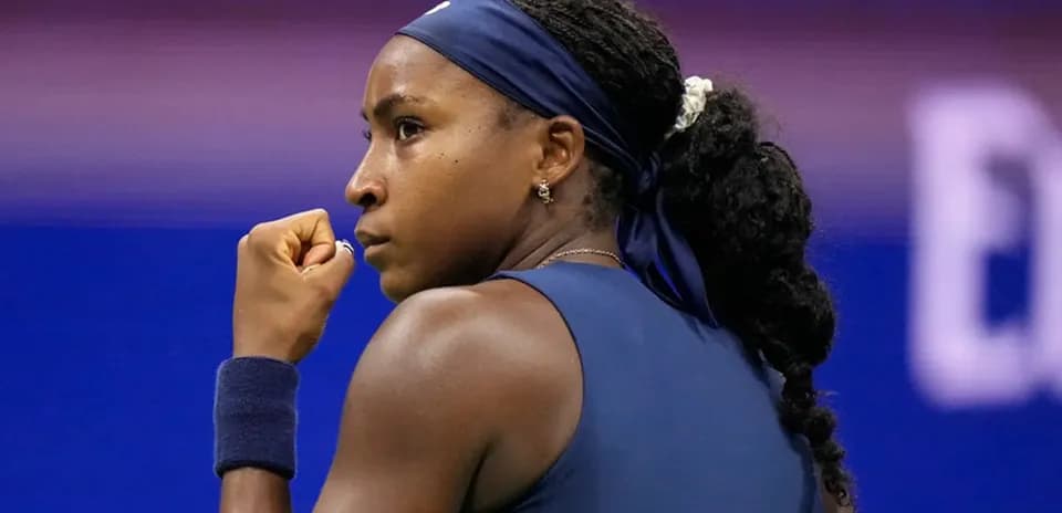 Joueuse de tennis célébrant un point remporté