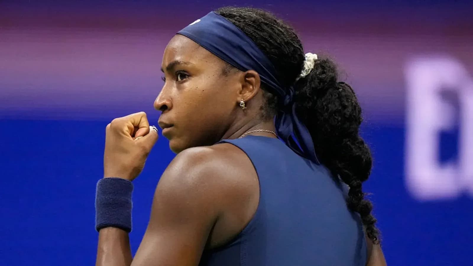Joueuse de tennis célébrant un point remporté