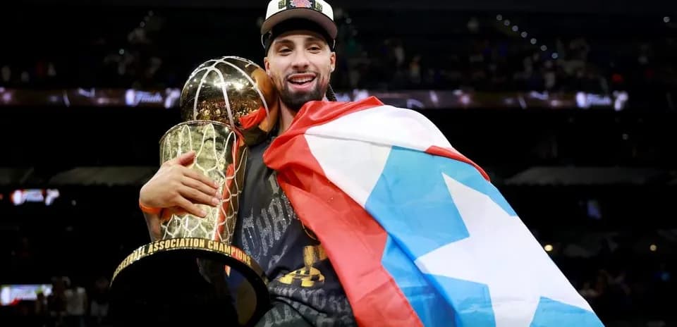 Joueur tenant le trophée avec un drapeau