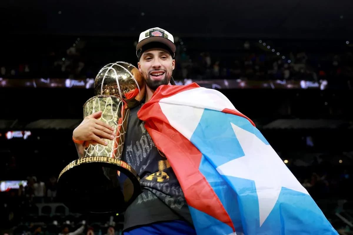 Joueur tenant le trophée avec un drapeau