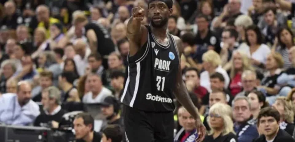 Joueur de basket-ball pointant vers le public