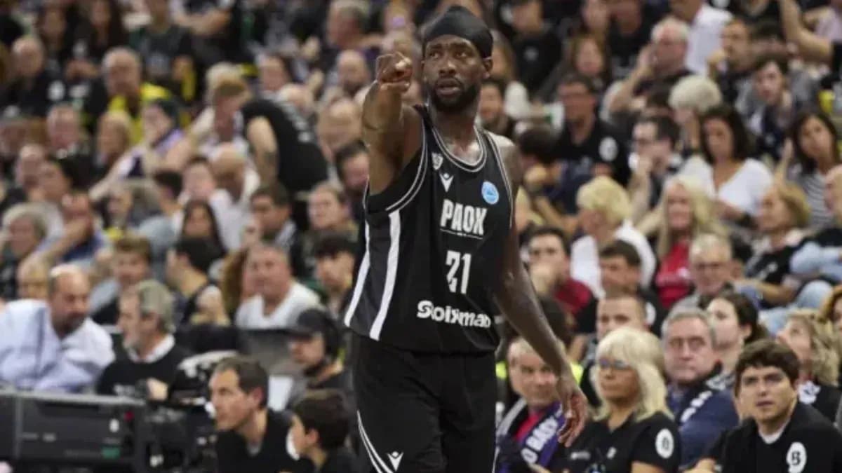 Joueur de basket-ball pointant vers le public