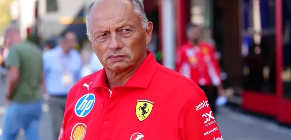Homme en tenue Ferrari dans le paddock de F1