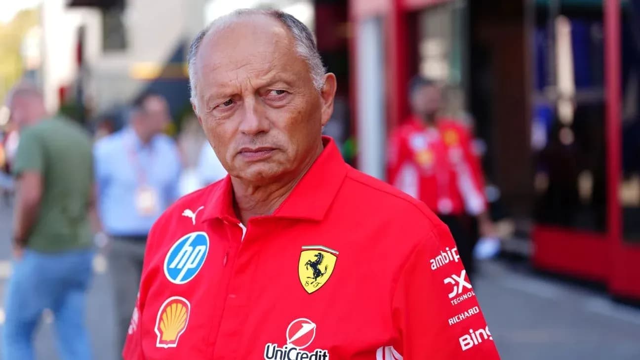 Homme en tenue Ferrari dans le paddock de F1