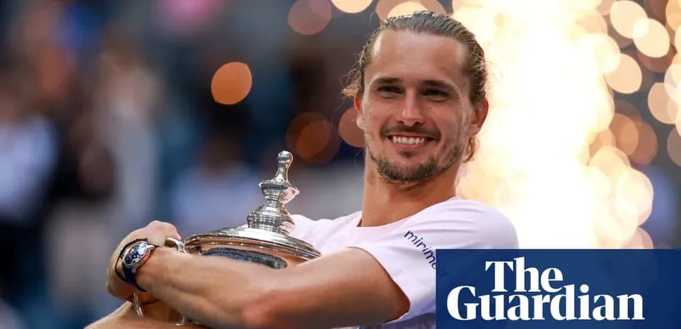 Joueur tenant un trophée de tennis après la victoire