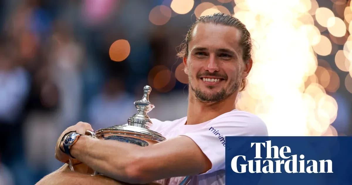 Joueur tenant un trophée de tennis après la victoire