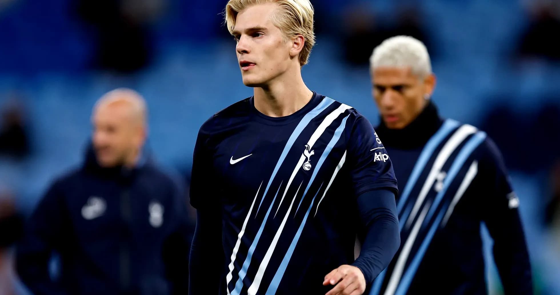 Joueur de Tottenham en tenue d'échauffement sur le terrain