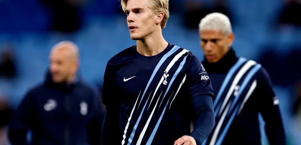 Joueur de Tottenham en tenue d'échauffement sur le terrain