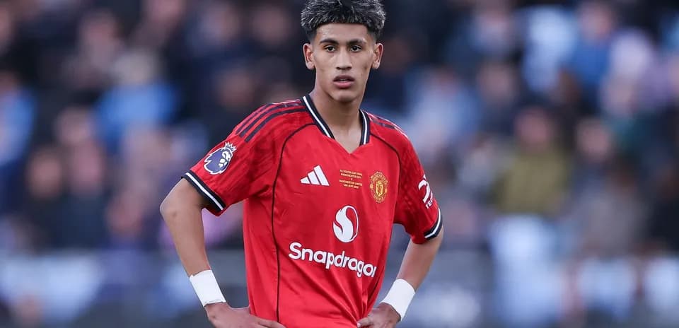 Joueur de Manchester United en maillot rouge sur le terrain