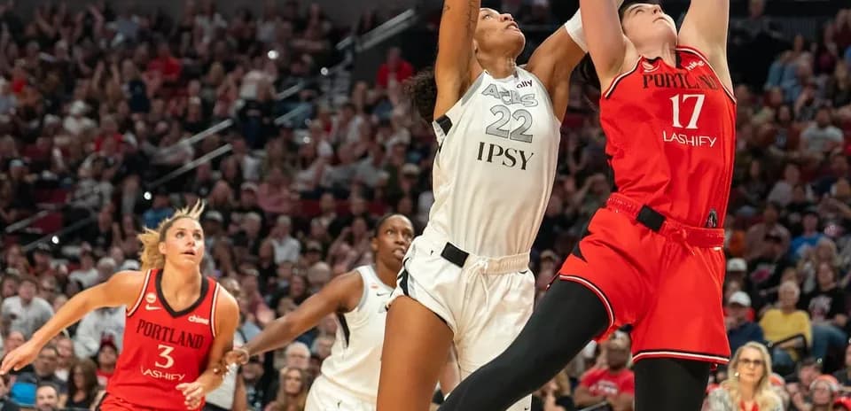 Joueuses sautant pour un rebond lors du match