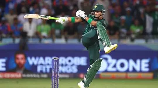 Joueur de cricket frappant la balle avec sa batte