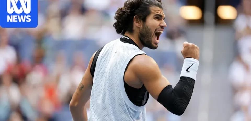 Joueur de tennis célébrant un point sur le court
