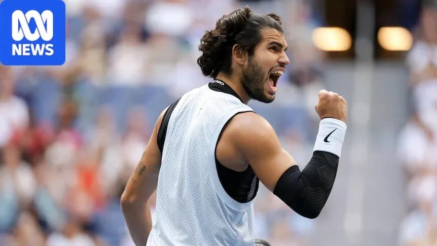 Joueur de tennis célébrant un point sur le court