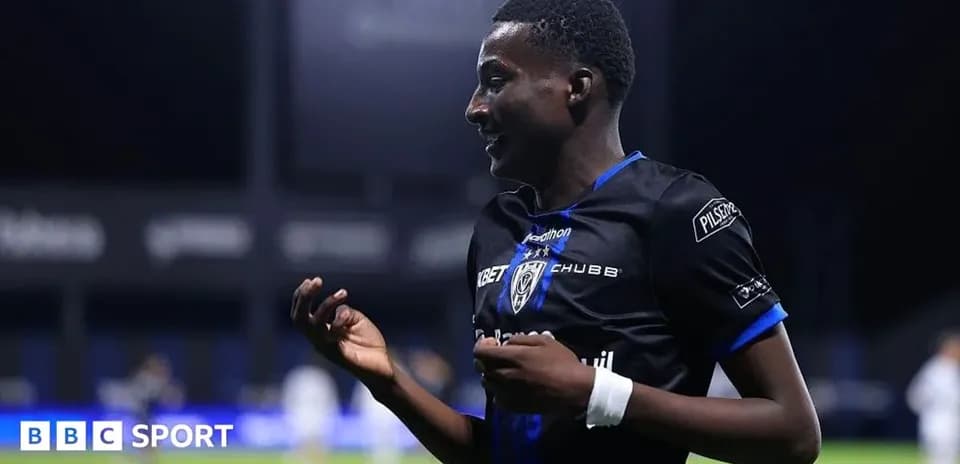 Joueur célébrant après un but marqué sur le terrain