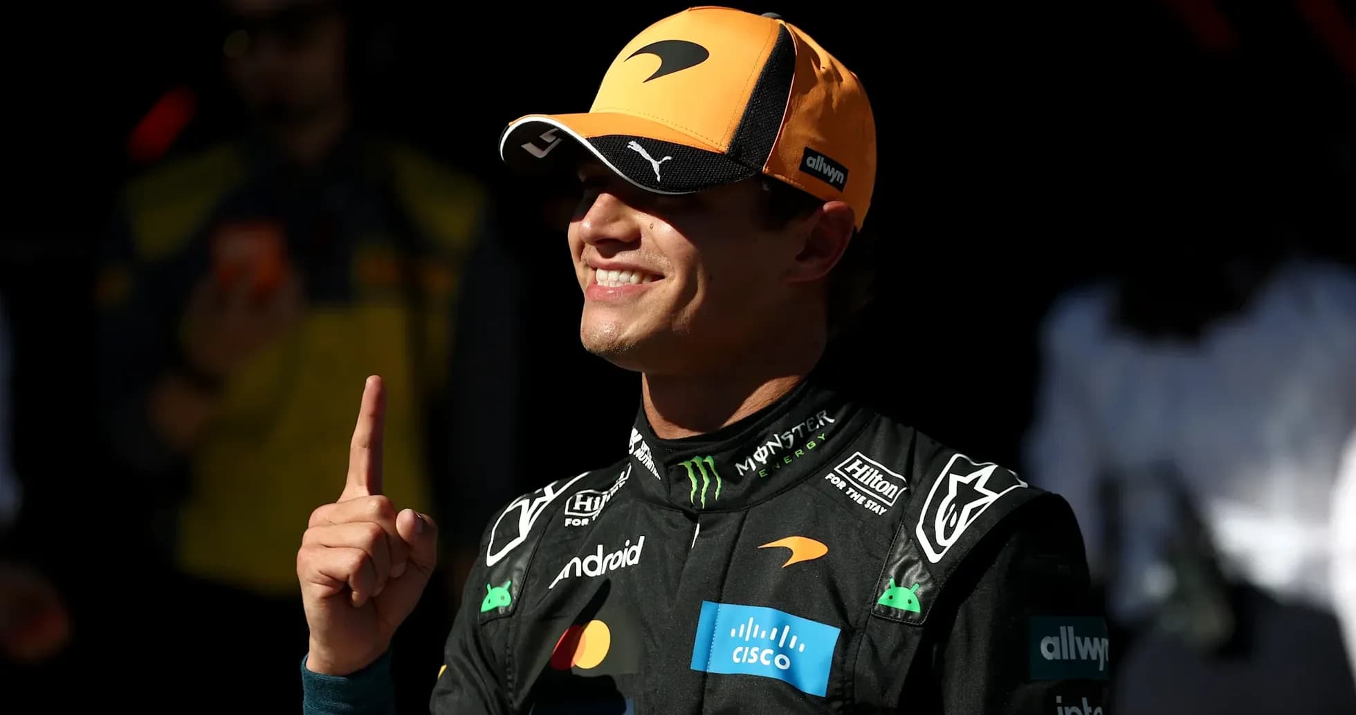 Pilote de F1 montrant un doigt en signe de victoire