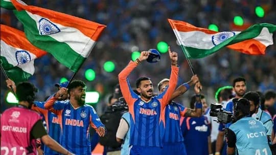 Joueurs indiens célébrant avec des drapeaux lors d'un match
