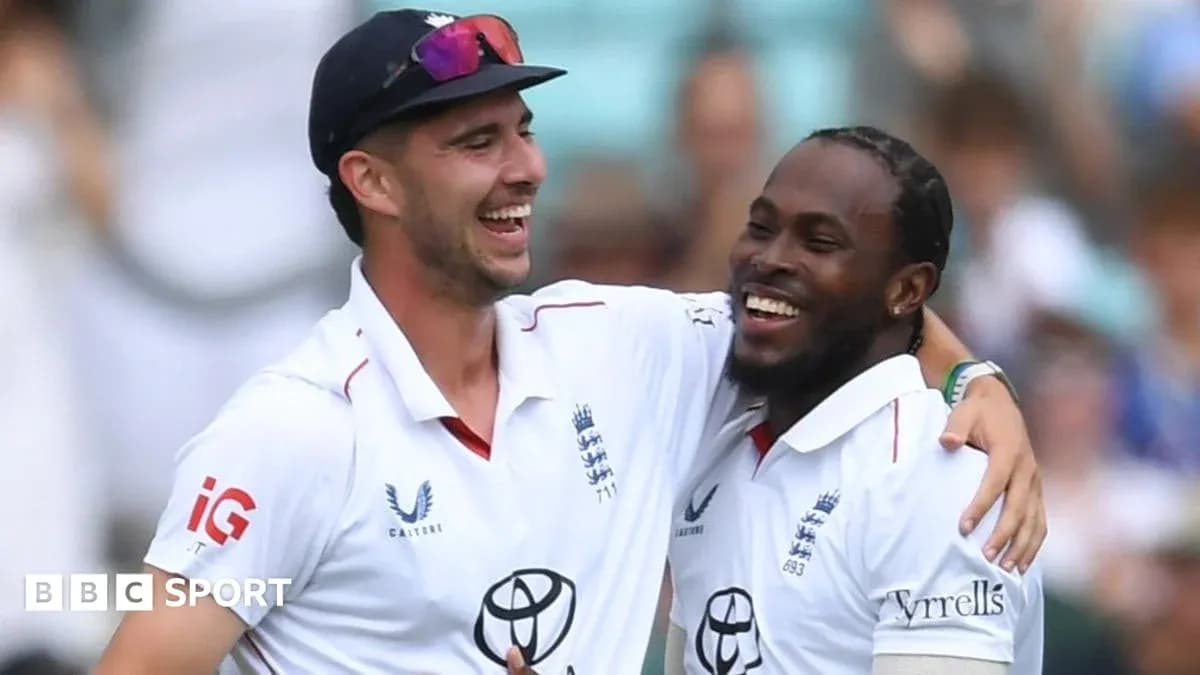 Deux joueurs de cricket anglais célébrant ensemble
