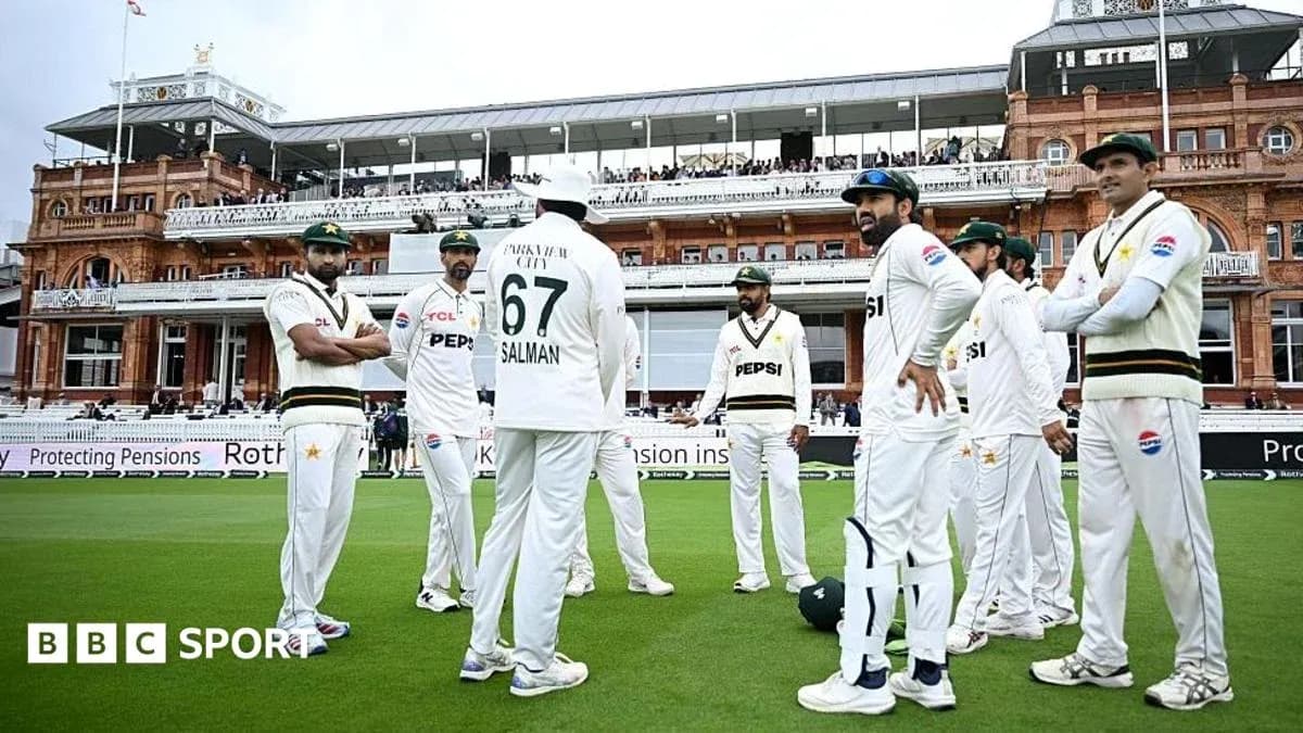 Équipe de cricket du Pakistan en discussion sur le terrain