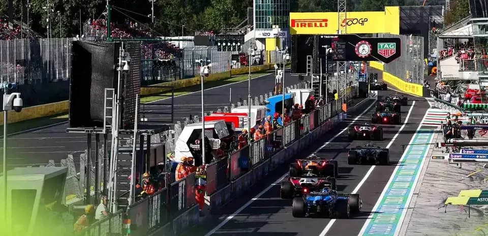 Voitures de Formule 1 dans les stands pendant une course