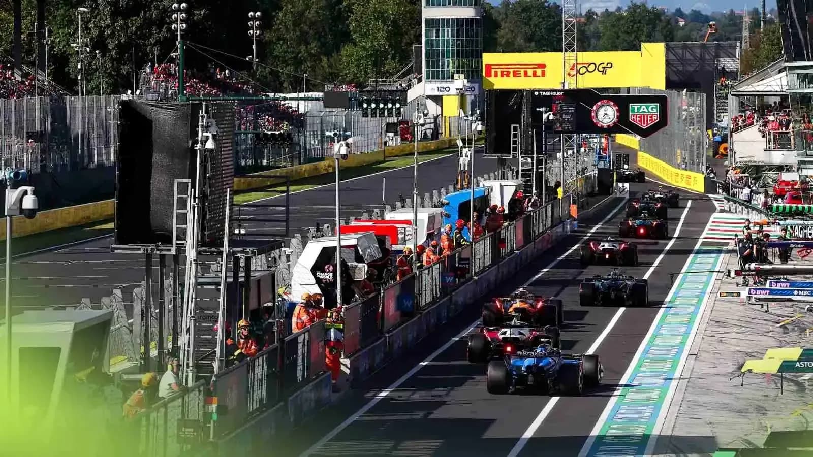 Voitures de Formule 1 dans les stands pendant une course