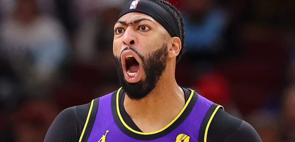 Joueur de basket-ball célébrant sur le terrain