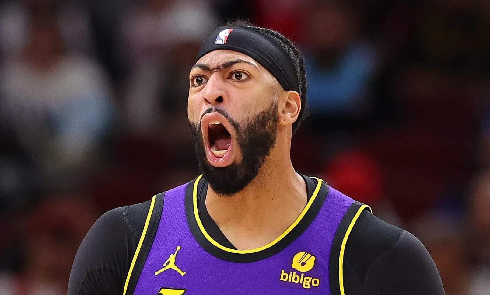 Joueur de basket-ball célébrant sur le terrain