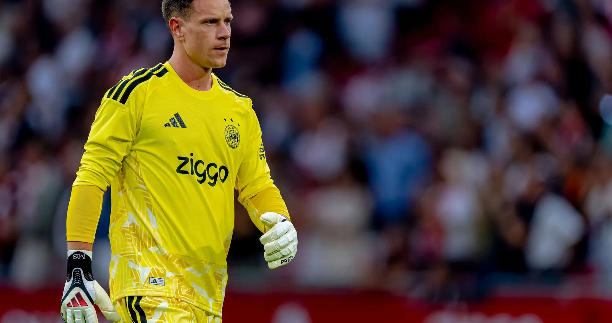 Gardien de but en tenue jaune sur le terrain