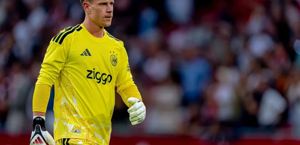 Gardien de but en tenue jaune sur le terrain