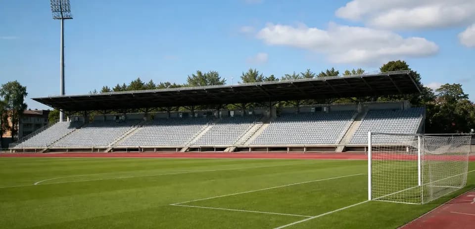 Stade de football avec gradins vides et terrain