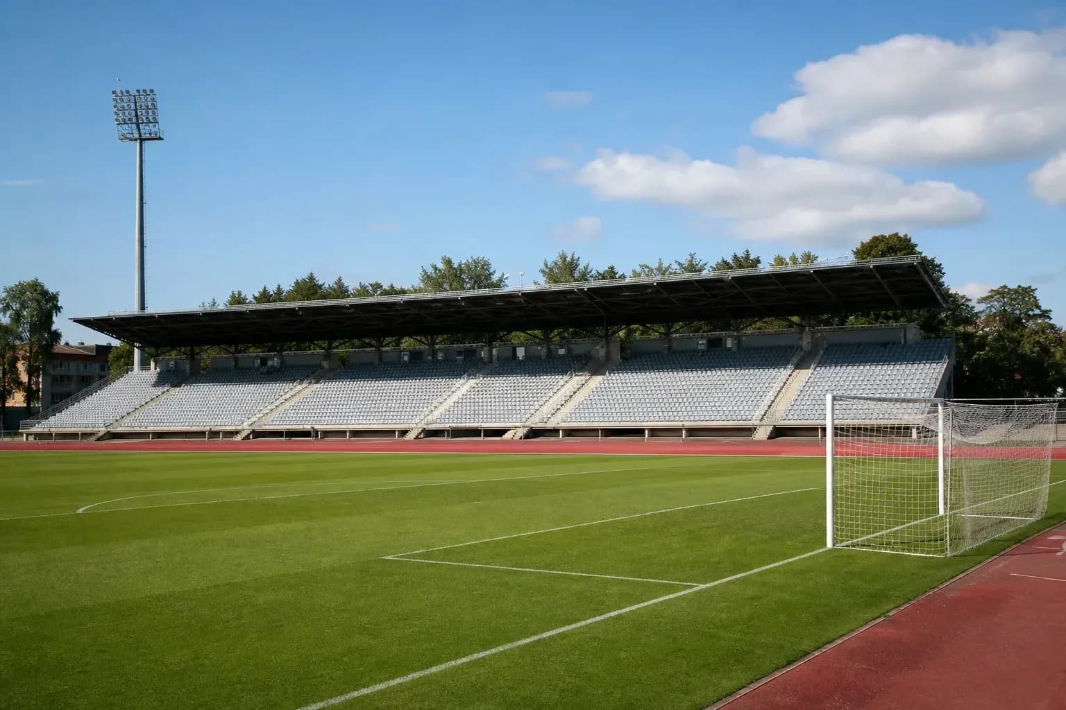 Stade de football avec gradins vides et terrain
