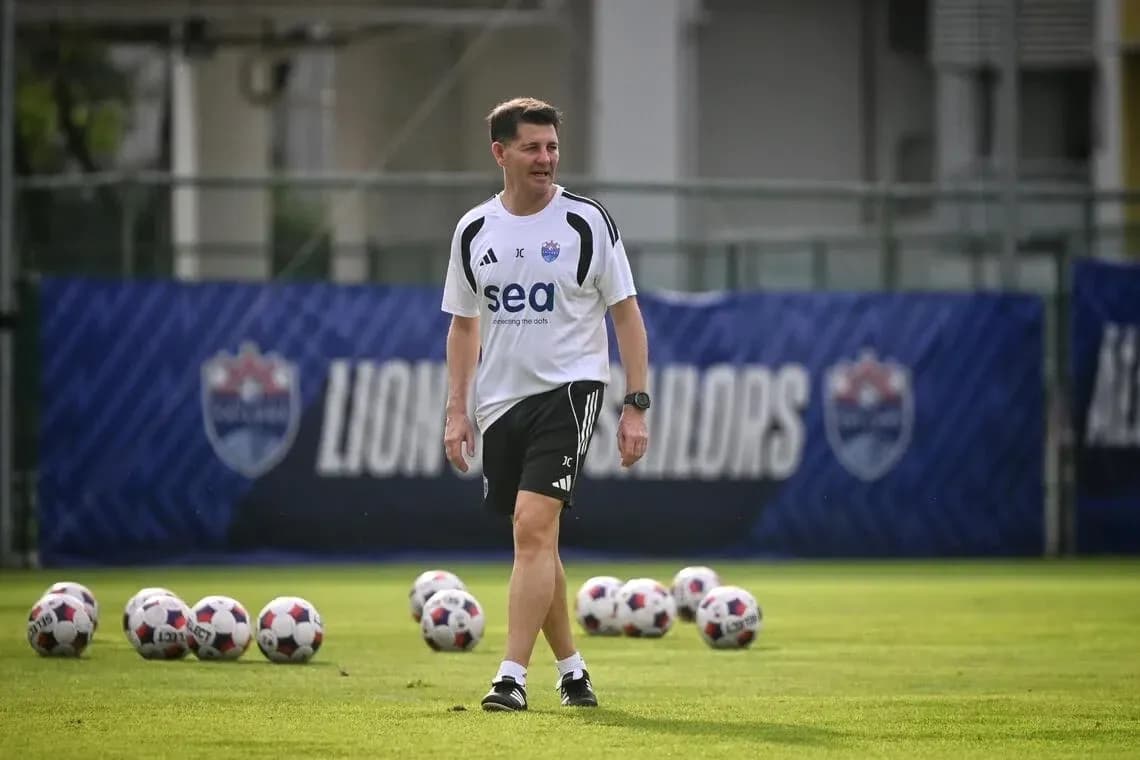 Entraîneur marchant sur le terrain d'entraînement
