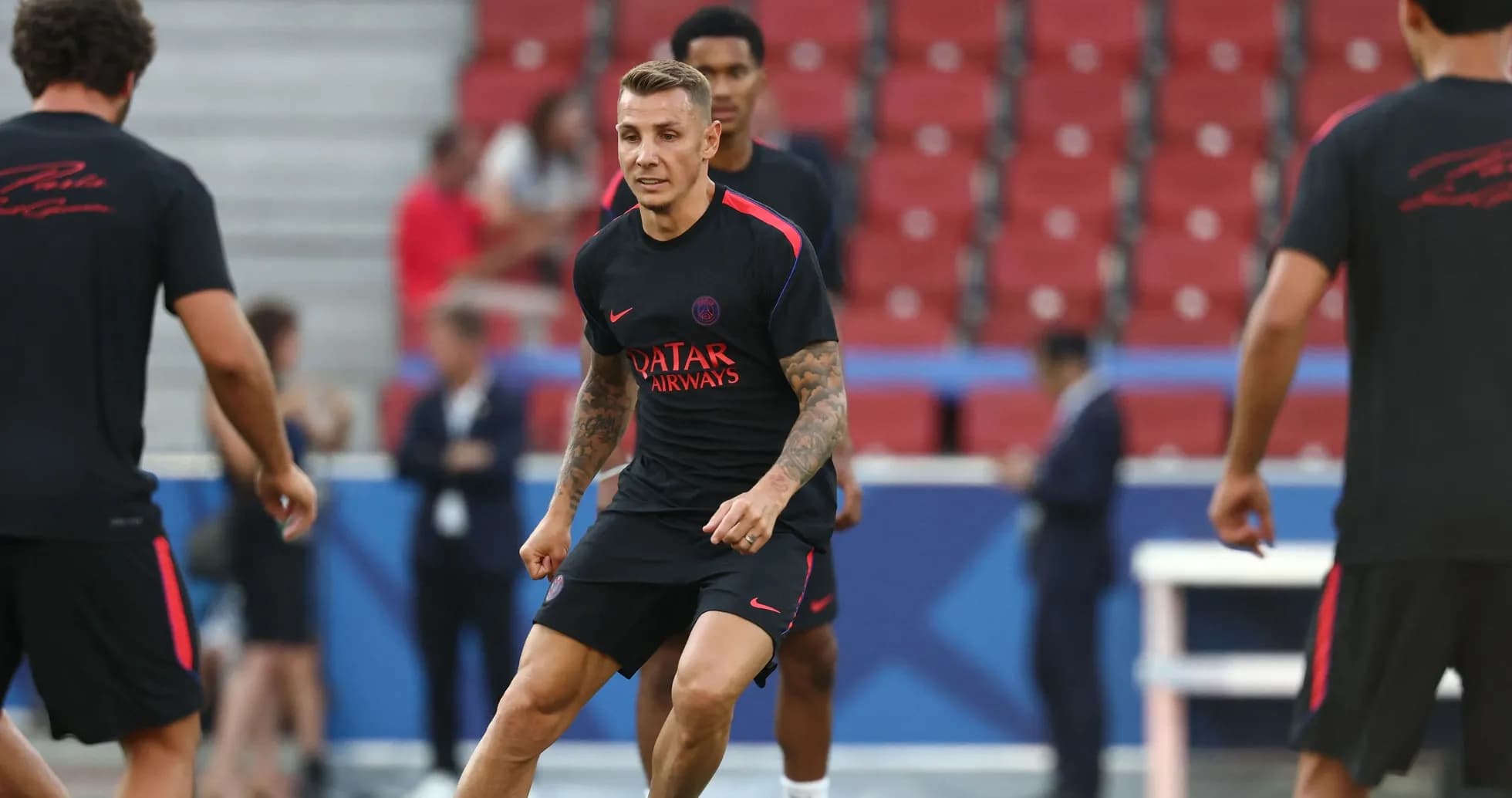 Joueur de Paris Saint-Germain s'entraînant sur le terrain