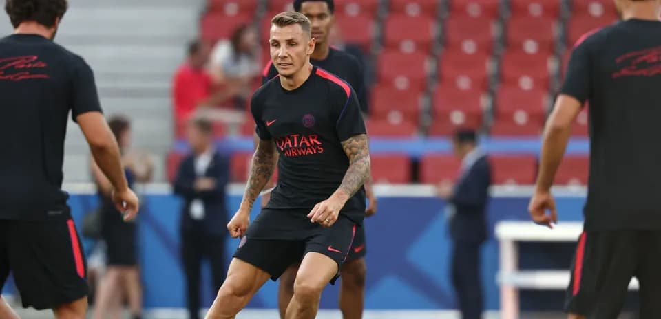 Joueur de Paris Saint-Germain s'entraînant sur le terrain