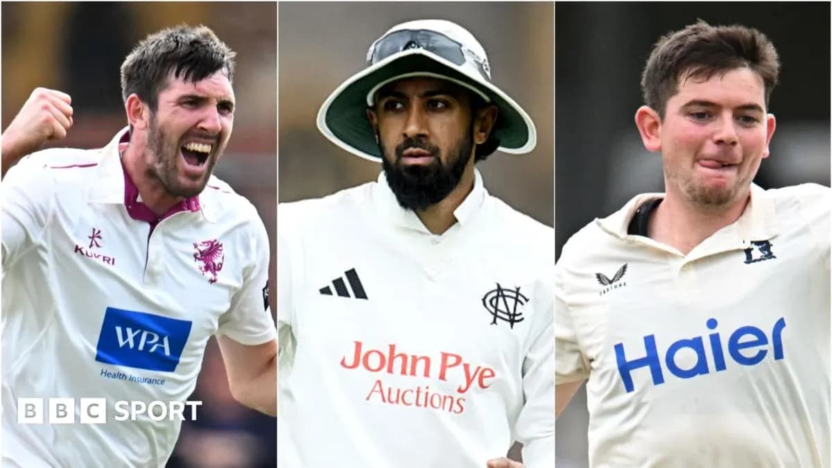 Trois joueurs de cricket en action sur le terrain