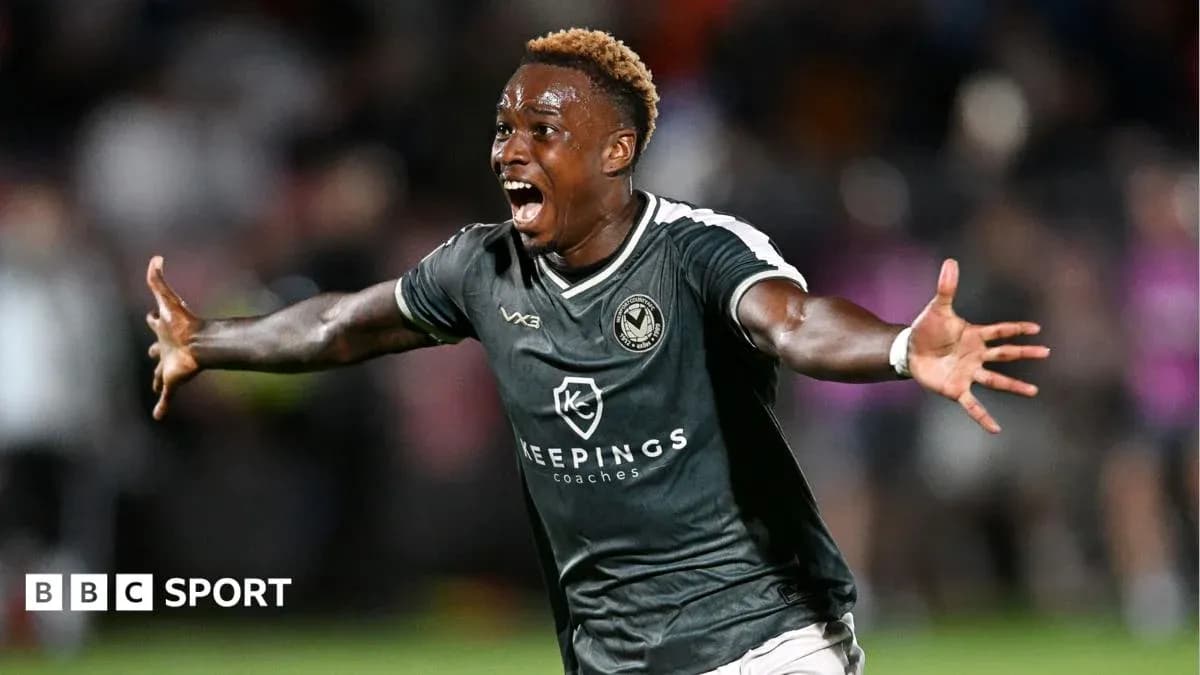 Joueur célébrant un but sur le terrain