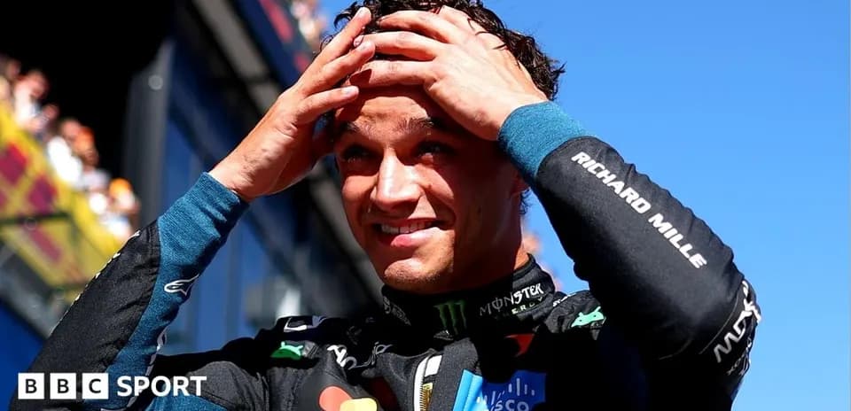 Pilote célébrant après la course sous un ciel bleu