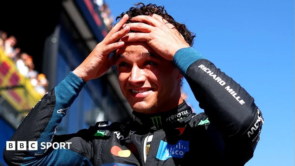 Pilote célébrant après la course sous un ciel bleu