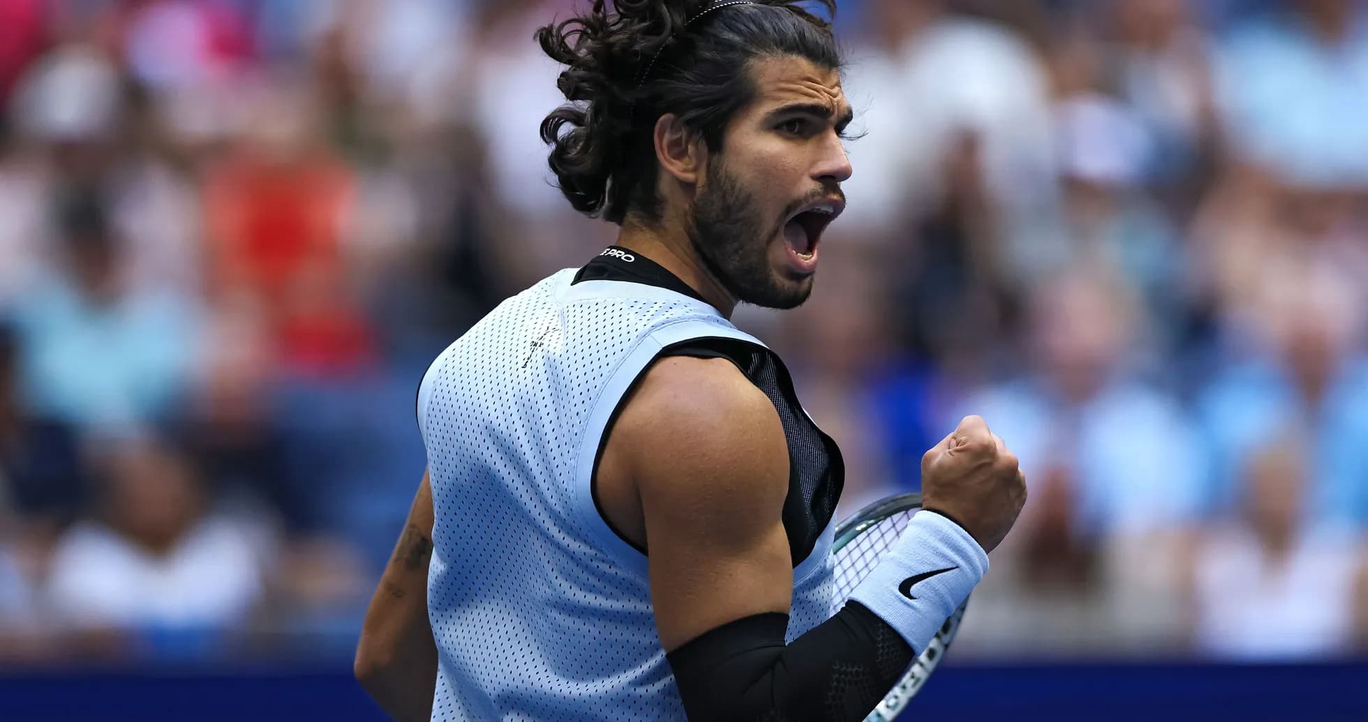 Joueur de tennis célébrant un point au match